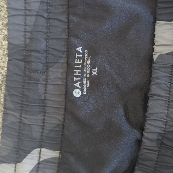 Athleta black camo shorts xl - Picture 3 of 4